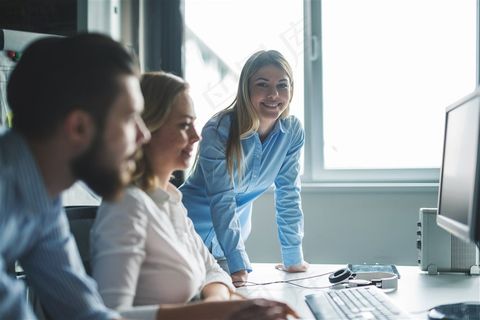 团队工作中微笑的美女高清图片