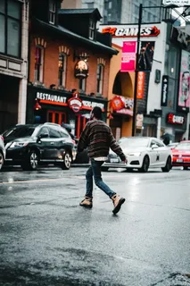 男人小跑背影图片 男人小跑背影图片