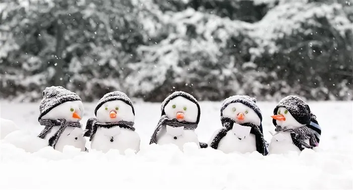 雪地里的雪人素材