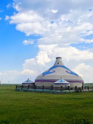 呼伦贝尔蒙古包蓝天白云摄影