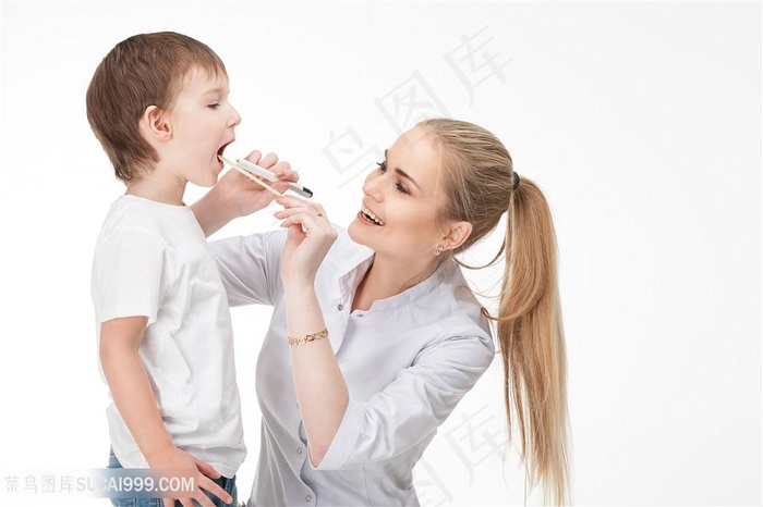 美女给小男孩子看牙齿高清图片