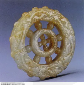 传统工艺-褐色的圆形玉器