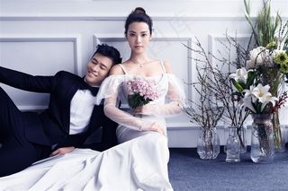 坐在地上的浪漫情侣