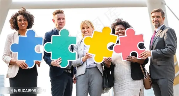 手举拼图图板商务团队图片