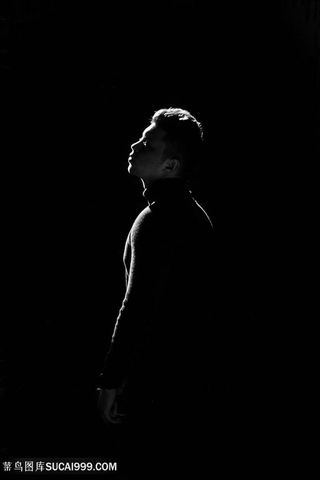 黑暗中的光影男子