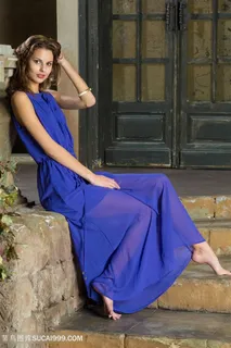穿蓝色长裙欧美气质美女模特图片超清