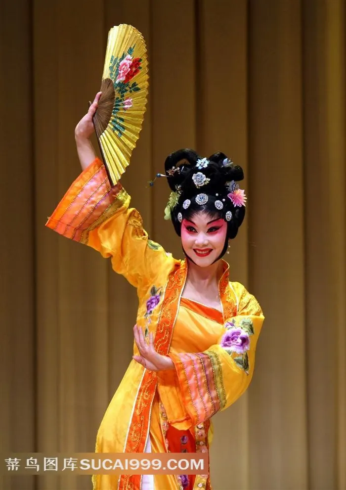 纸扇舞蹈的戏曲人物