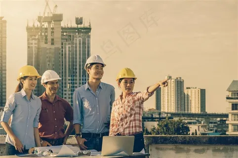 城市郊区观察地形的建筑师们高清图片 城市郊区观察地形的建筑师们高清图片