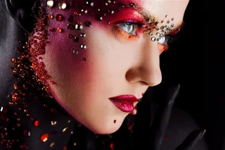 脸上贴着彩钻的美妆美女高清图片