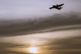 黄昏飞机图片