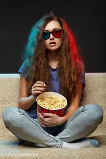 电影院戴3d眼镜高清图片 电影院戴3d眼镜高清图片