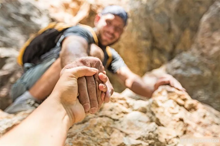 登山攀登的男人高清户外运动图片