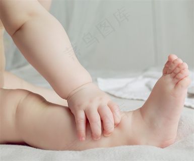 婴儿的小手和小脚