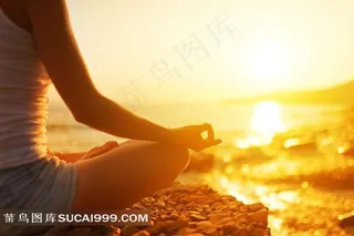 霞光中的瑜珈美女