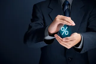 双手有个百分比符号的白领