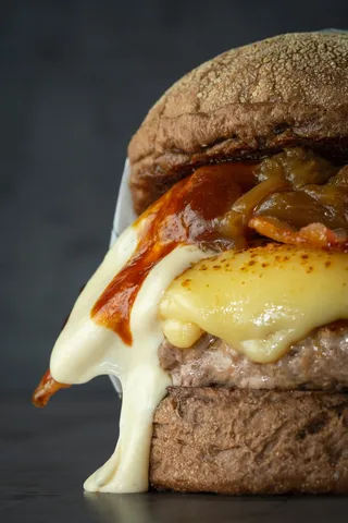 黄色美味汉堡摄影素材