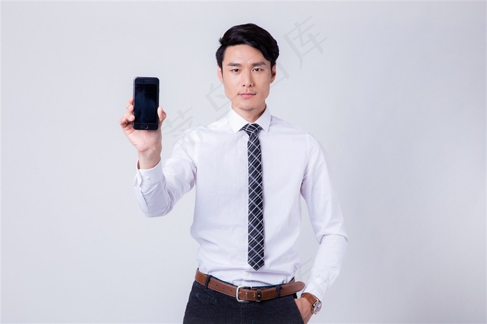 拿手机展示的商务男士
