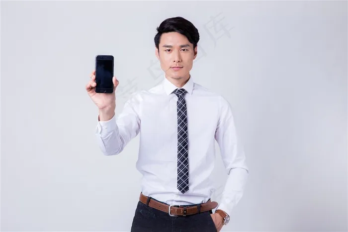 拿手机展示的商务男士