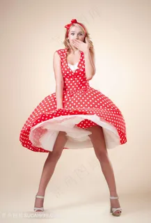 吹起裙摆的波点裙美女图片 吹起裙摆的波点裙美女图片