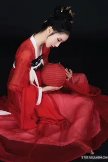 古装汉服美女手握红色灯笼古典美女图片