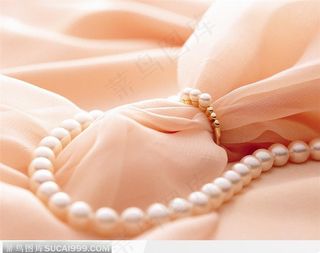 丝绸上的珍珠项链