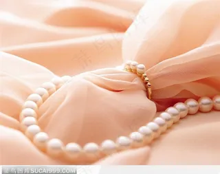 丝绸上的珍珠项链