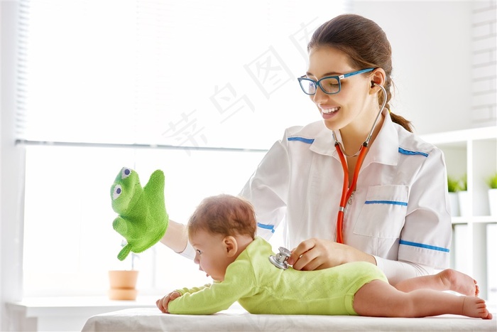 检查身体的可爱婴儿摄影图