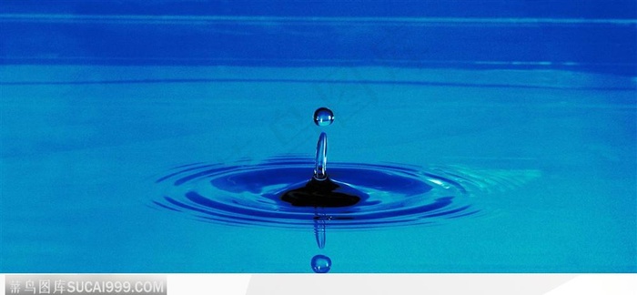 宽幅水滴入水后泛起的波纹与水珠