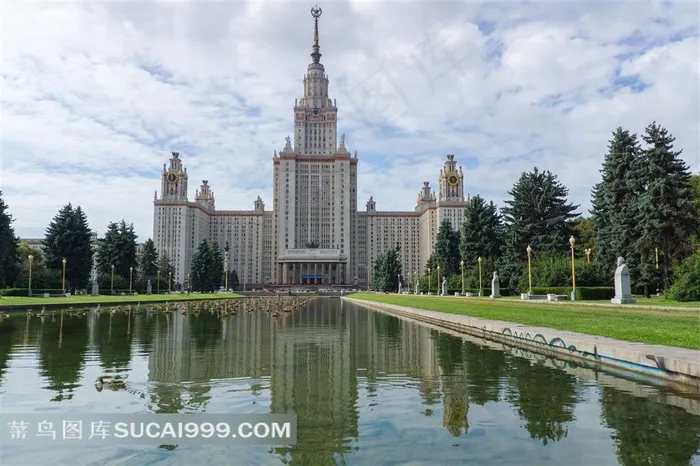 莫斯科大学建筑物水中倒影