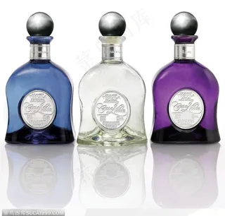 造型奇特的三个香水瓶化妆品