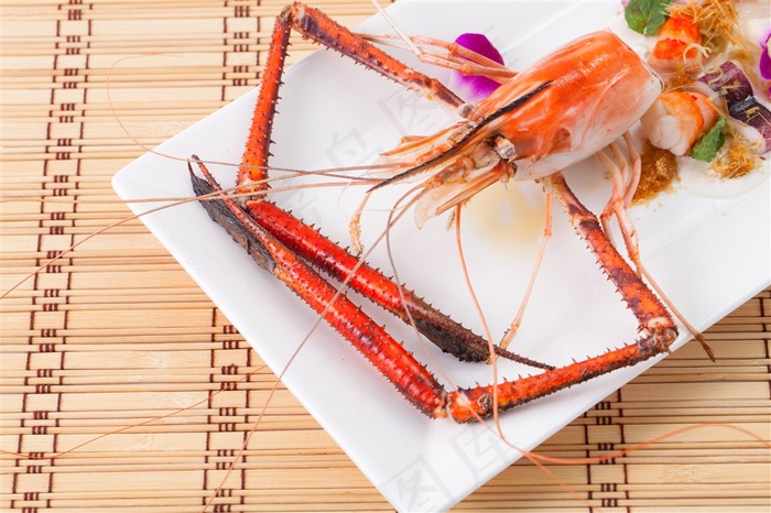 餐盘里的大龙虾