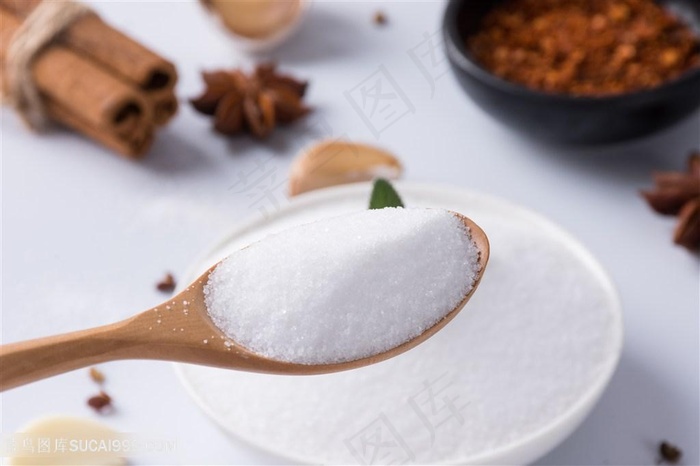 洁白的食盐一小勺盐