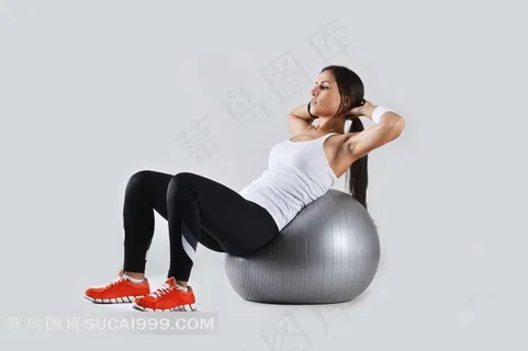 后背压迫健身球锻炼的女人特写