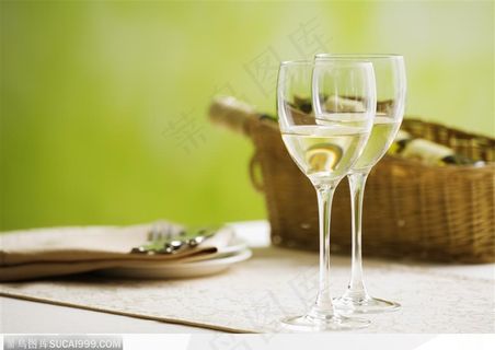 清凉饮品-篮子旁的两杯白葡萄酒