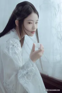 超清喝酒的白衣古装女子图片素材
