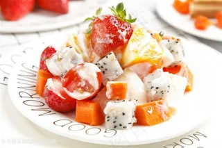 火龙果芒果木瓜西红柿草莓水果沙拉