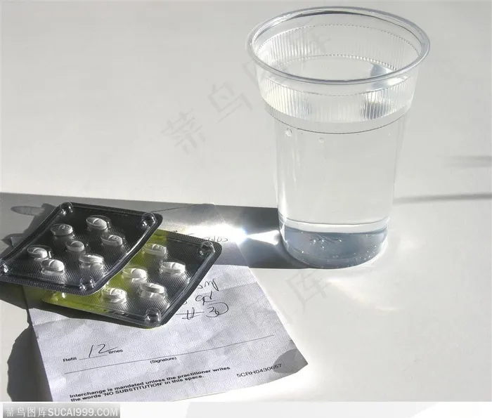 医学药品-一版白色的药丸和水