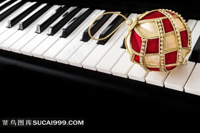 黑白琴键上的圣诞彩球图片乐器图片