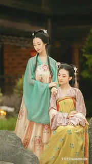 户外写真一对佳人古装美女图片