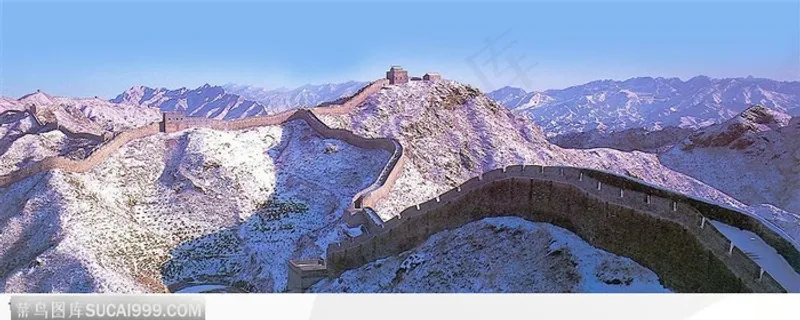 宽幅冰雪覆盖连绵山脉上的长城