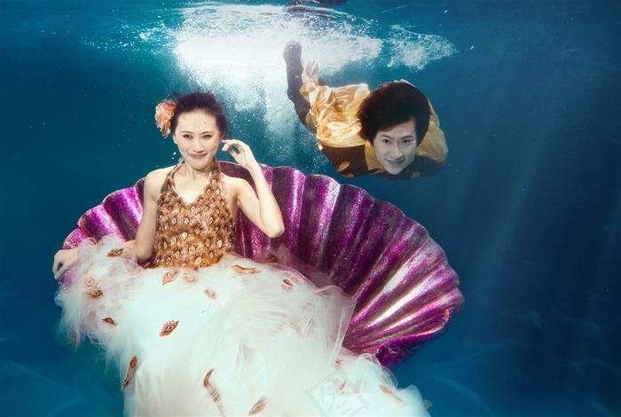 恋人水下婚纱摄影图