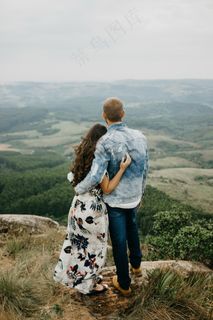 山顶情侣背影图片