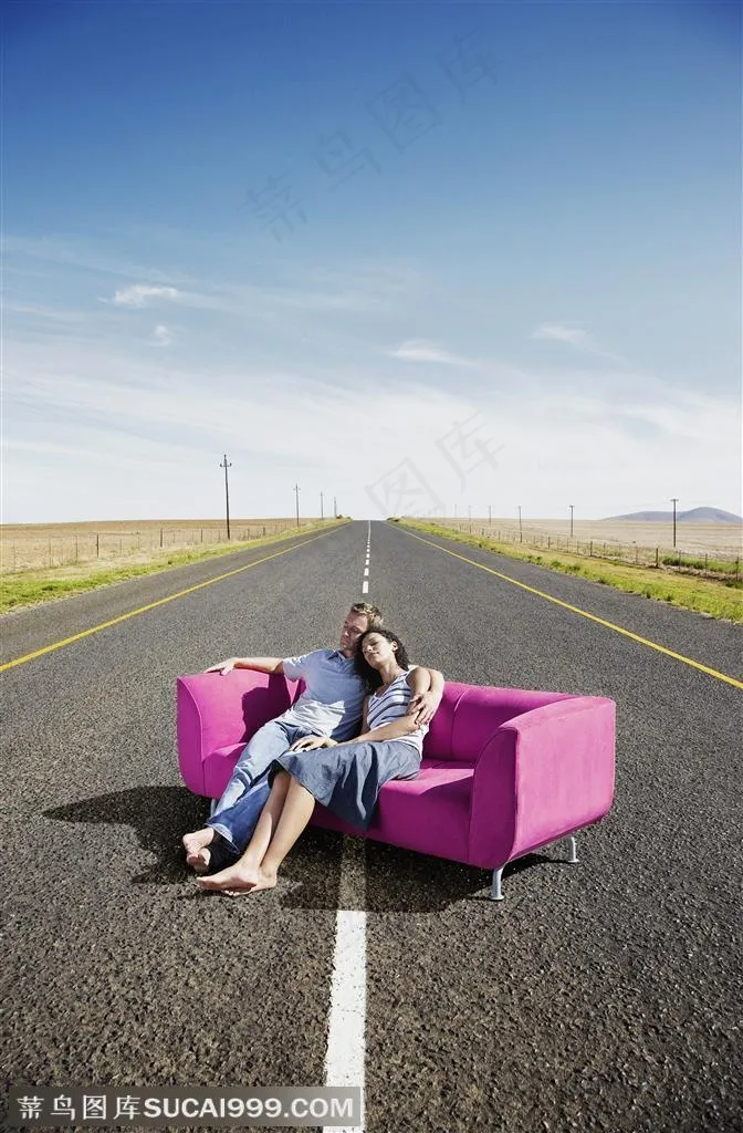 广告创意素材-坐在公路上的沙发的情侣