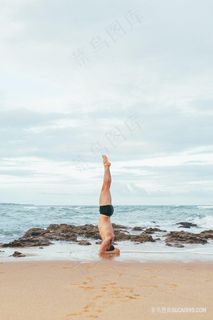 海边帅哥倒立图片 海边帅哥倒立图片