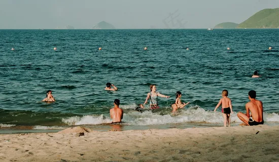 夏日海边游泳图片 夏日海边游泳图片