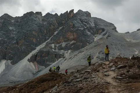 徒步行走在亚丁雪山上的驴友 徒步行走在亚丁雪山上的驴友