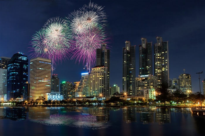 夜晚城市上空美丽绽放的烟花高清图片