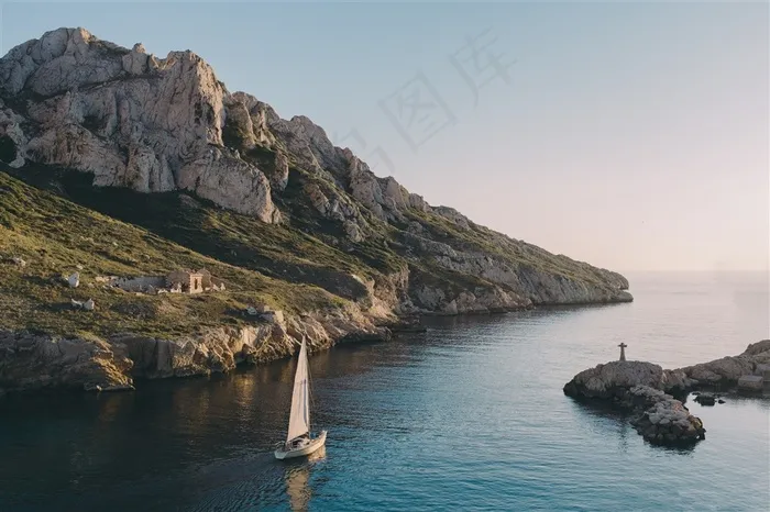 海峡中的帆船
