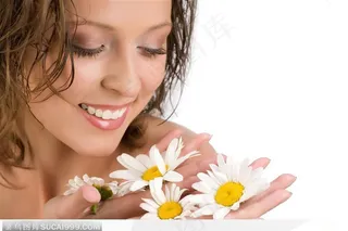 捧着菊花的国外美女 美容美肤SPA写真