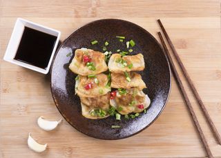 金黄酥脆美味飘香的煎饺图片-第6张